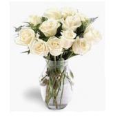 阿联酋Vase of 12 white roses
